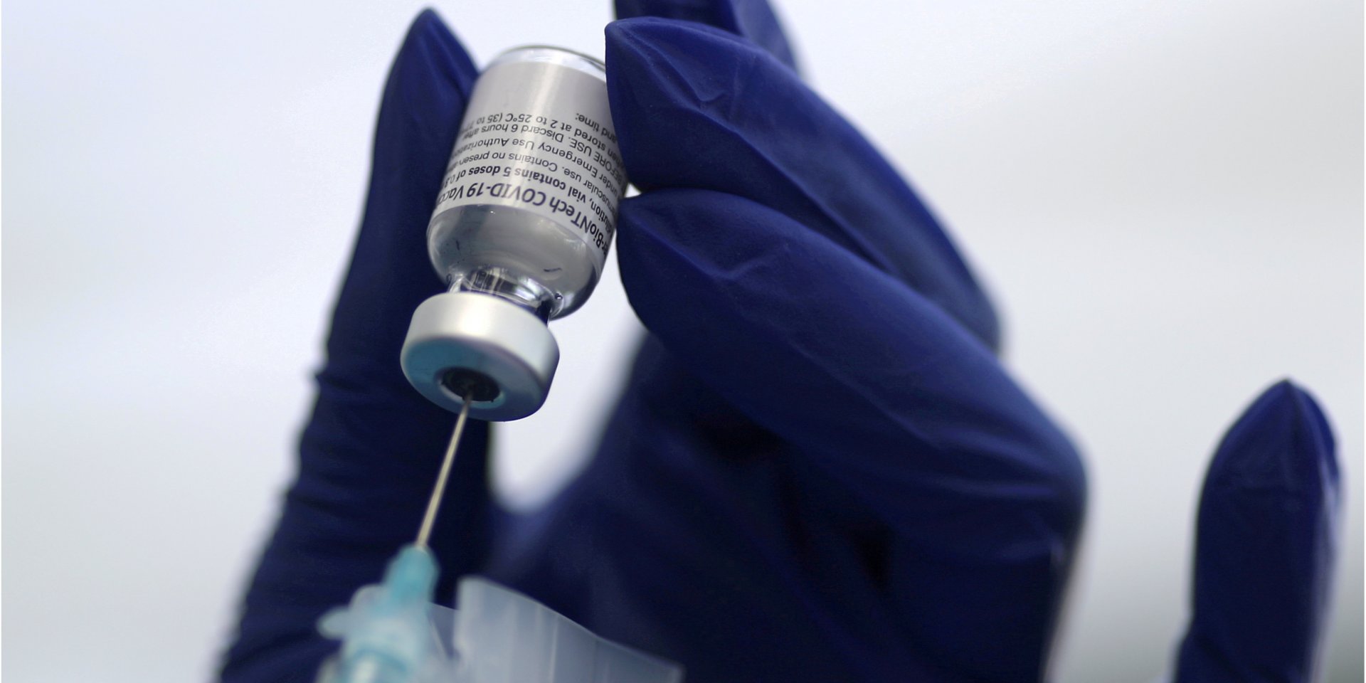 Сейчас для полной вакцинации препаратом Pfizer нужны две дозы (Фото: REUTERS/Lucy Nicholson/File Photo)