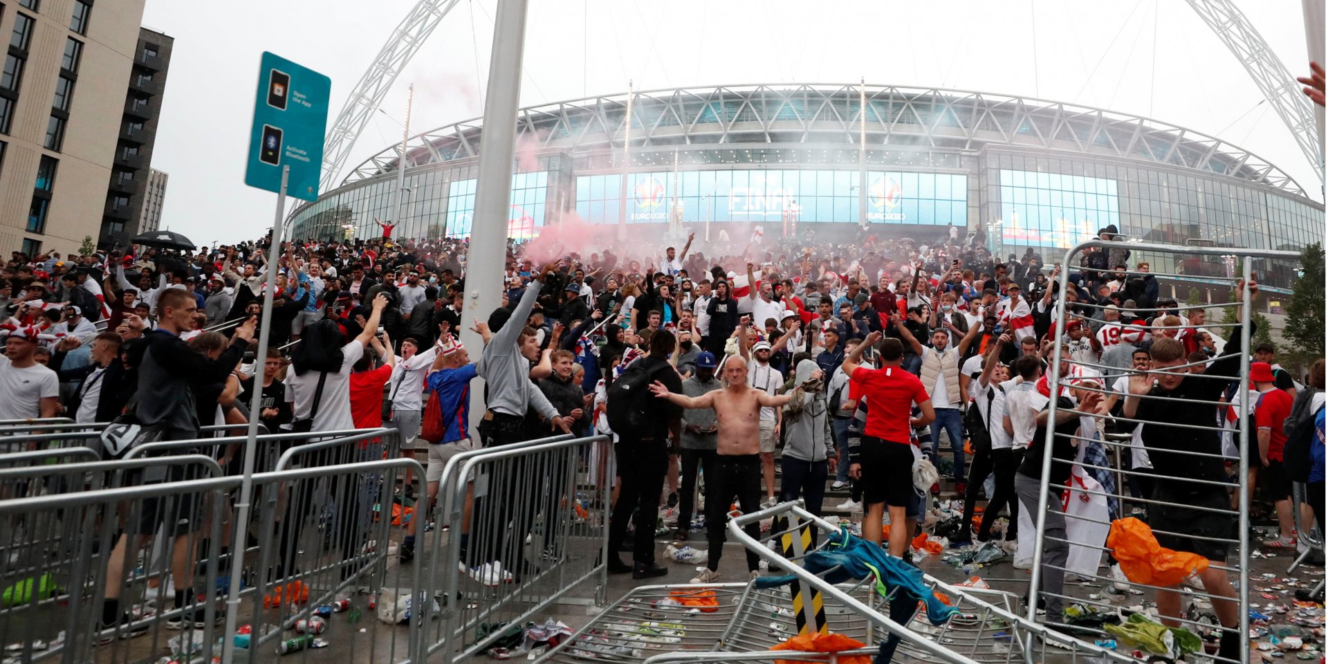Фанаты прорывались на Уэмбли (Фото: Wembley Stadium Action Images via Reuters/Lee Smith)
