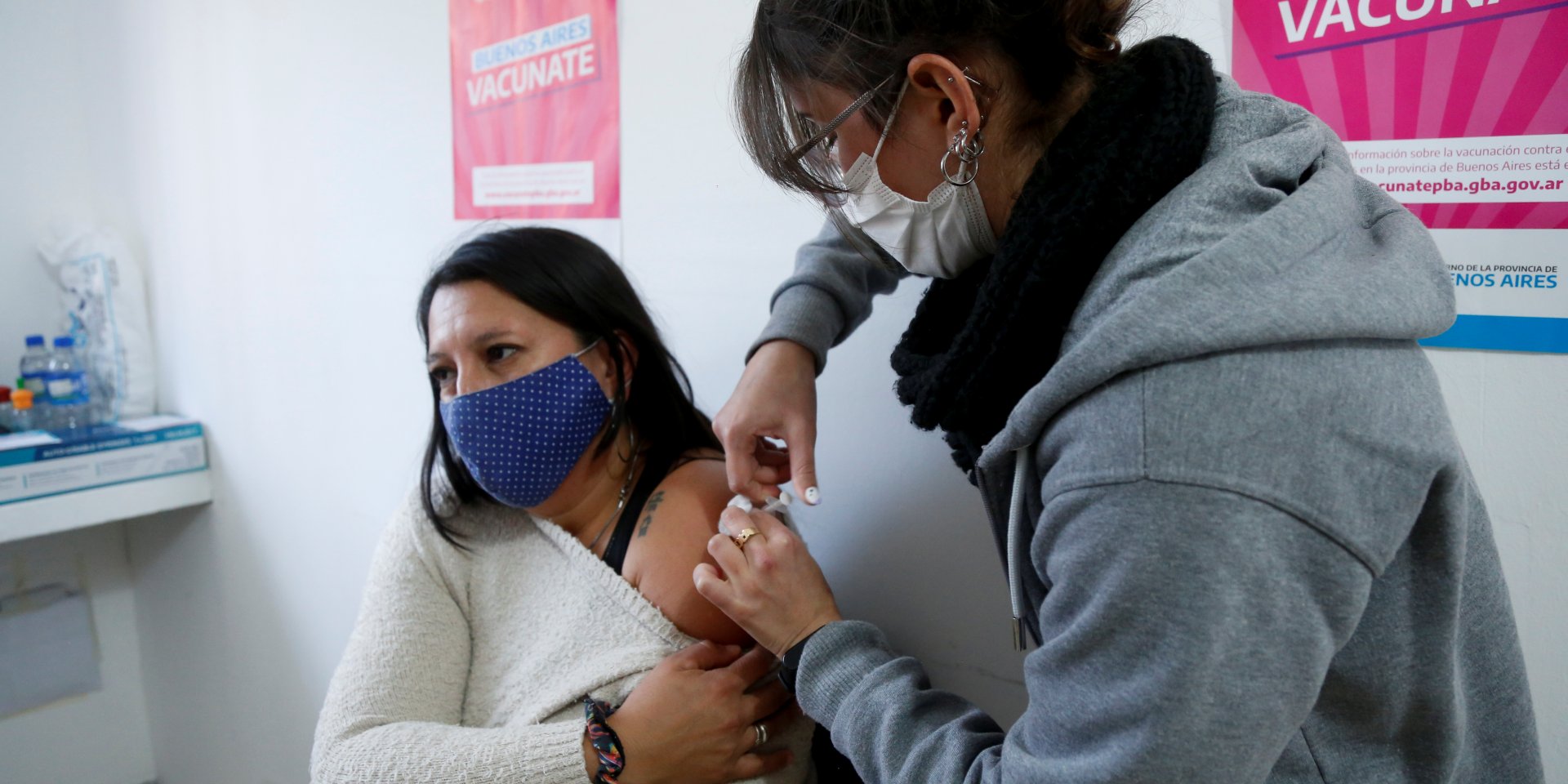 В ВОЗ выступили против введения третьей дозы вакцины (Фото: REUTERS/Maria Paula Avila)