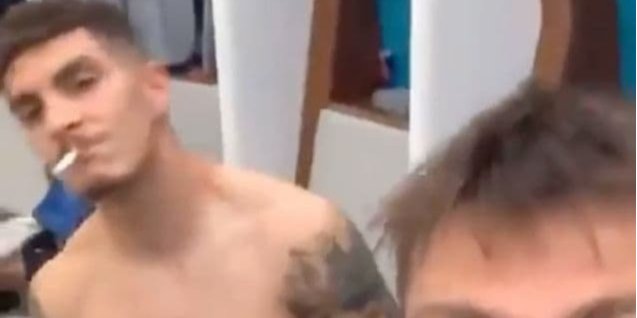 Джованні ді Лоренцо викурив сигарету в роздягальні (Фото: Кадр відео Instagram)