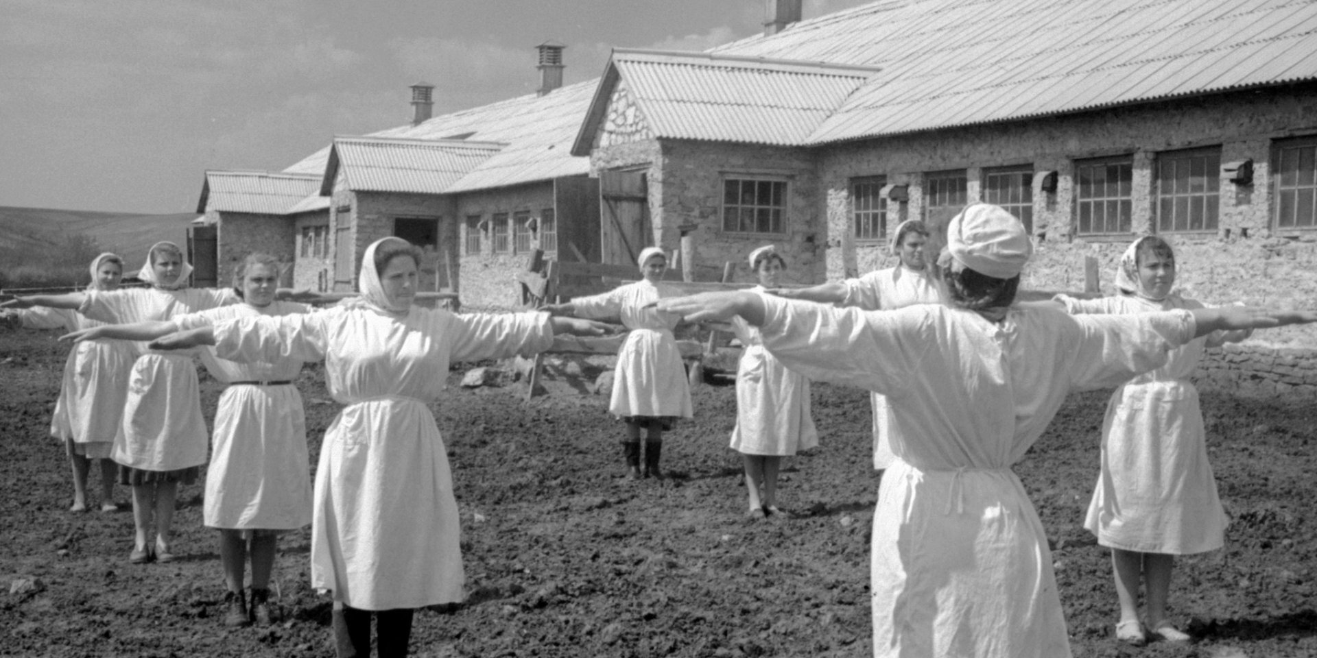 Доярки молокозавода колхоза им. Ленина в Бородянском районе Киевской области покорно выполняют все гимнастические движения за специально обученным инструктором. 30 сентября 1960 года (Фото: ЦКФФА им. Пшеничного)