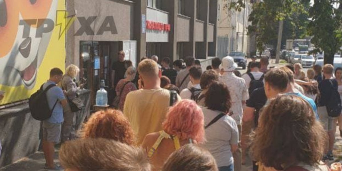 В Харькове люди в очереди ждали вакцинации (Фото: t.me/truexanews)