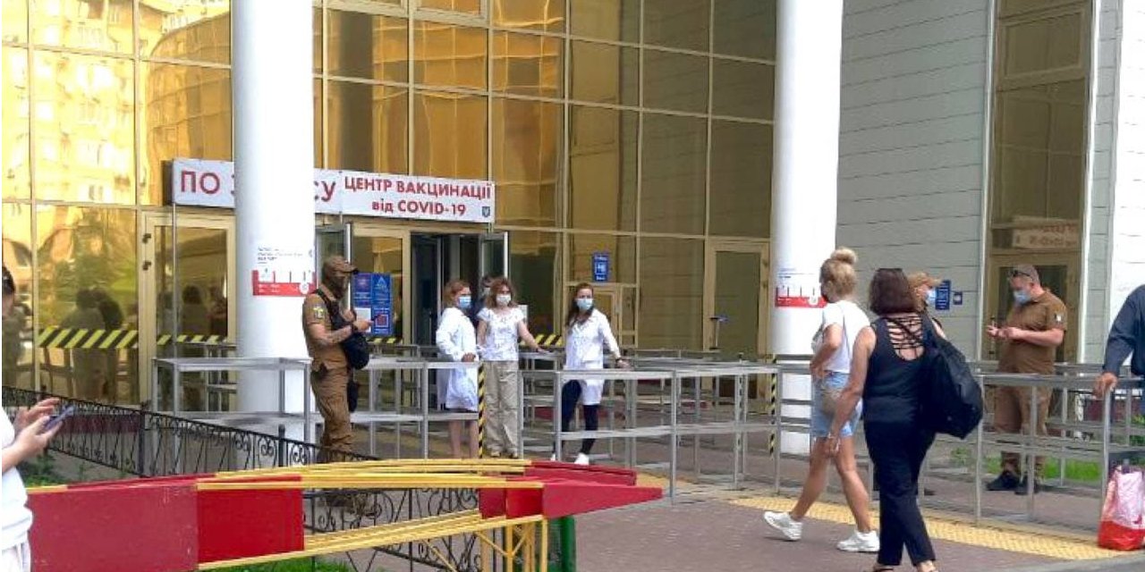 В Украине начали вакцинировать всех желающих старше 18 лет (Фото: Helsi.me/Telegram)
