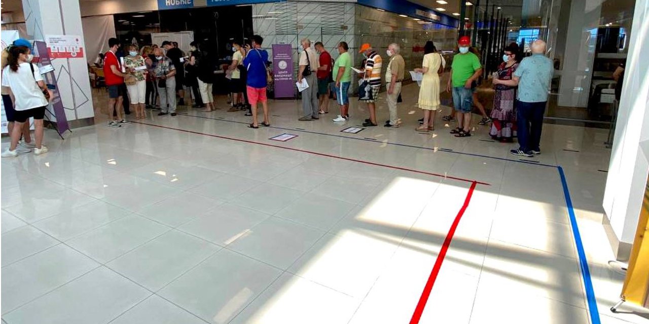 В Украине значительно ускорились темпы вакцинации (Фото: Helsi.me/Telegram)