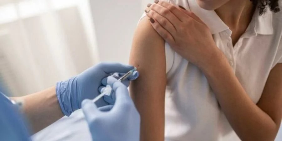 В Украине начался пятый этап вакцинации от коронавируса — прививки делают всем желающим (Фото: Киевская ОГА/Facebook)