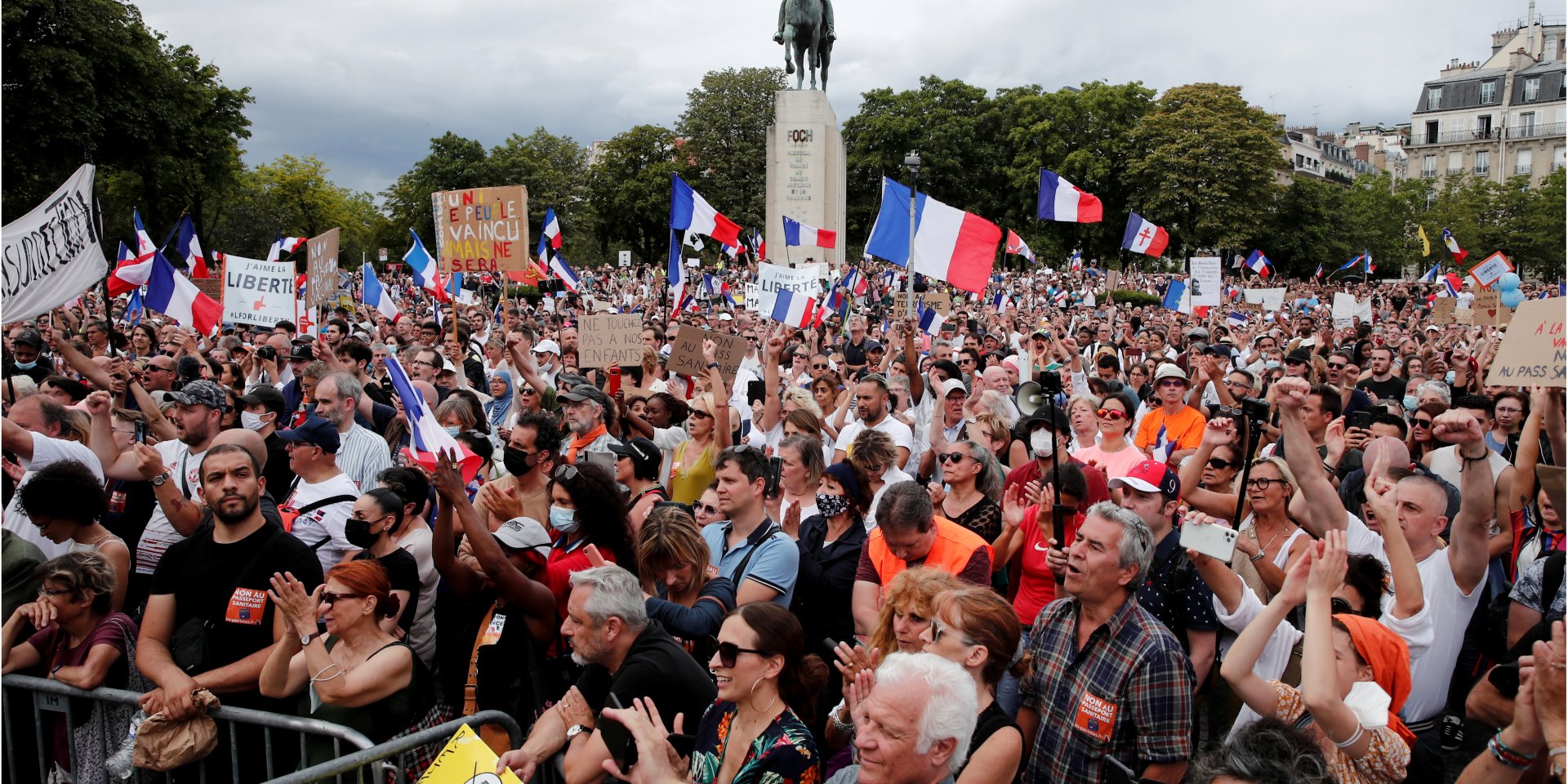 Протесты во Франции из-за закона о санитарных пропусках (Фото: REUTERS/Benoit Tessier)