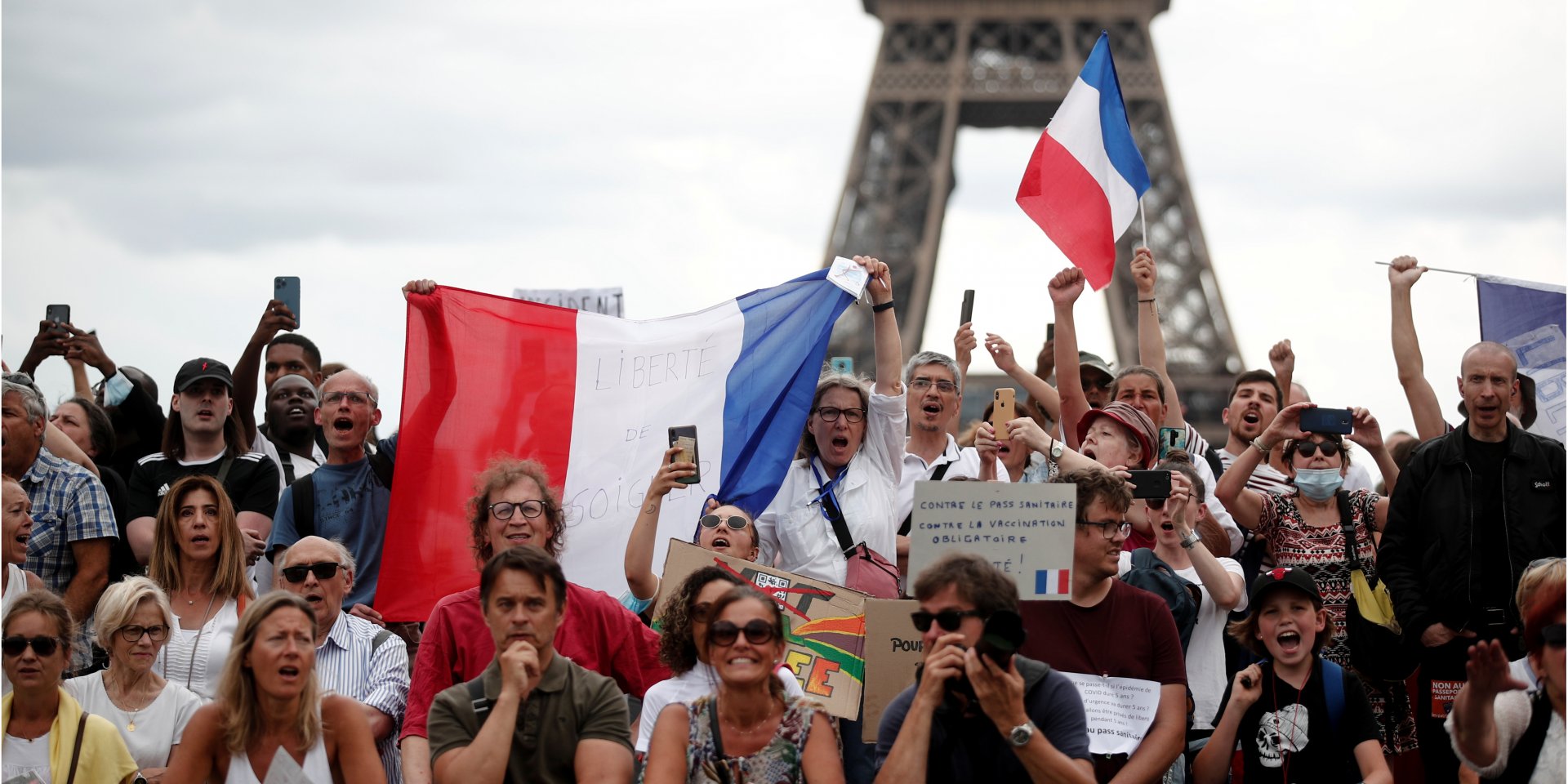 Во Франции прошли протесты из-за решение ввести санитарные пропуска (Фото: REUTERS/Benoit Tessier)