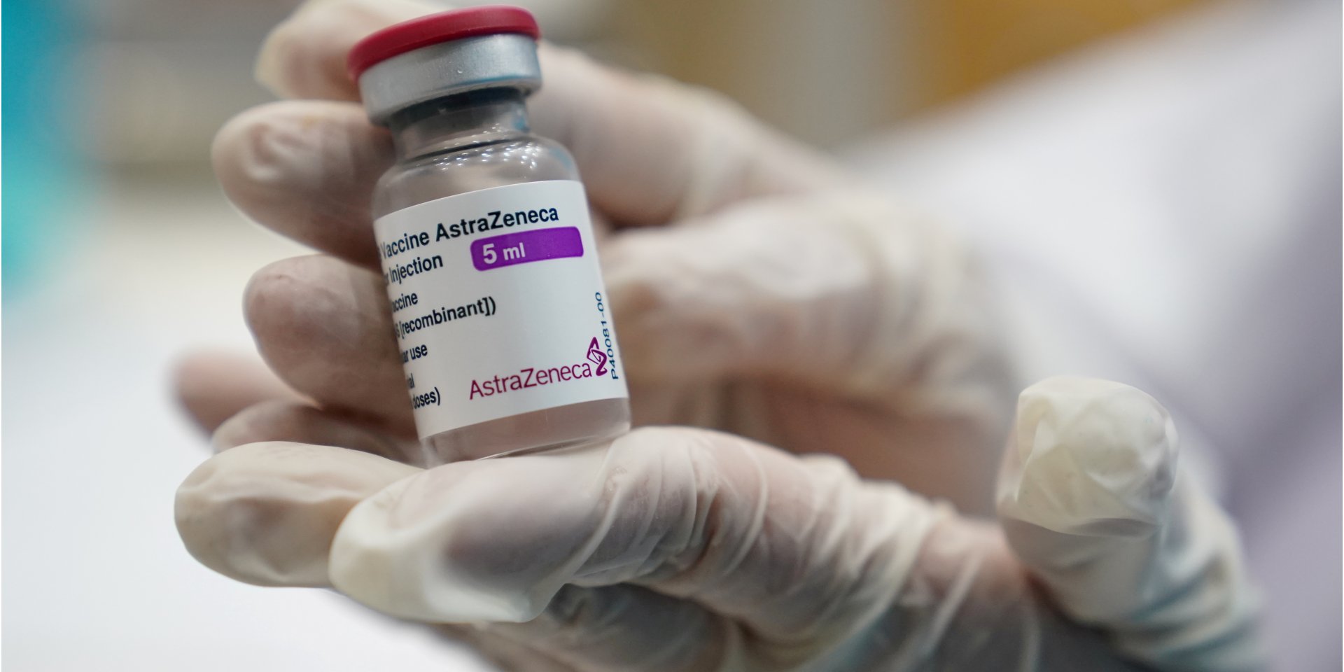 Вакцина от коронавируса AstraZeneca (Фото: REUTERS/Athit Perawongmetha/File Photo)