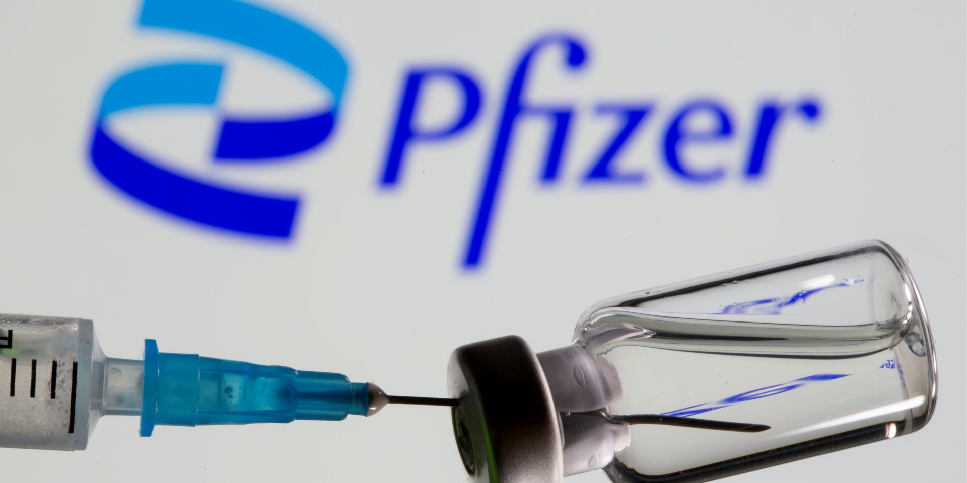Третья доза COVID-вакцины от Pfizer сильно повышает уровень защиты от Дельта штамма коронавируса (Фото: REUTERS/Dado Ruvic)