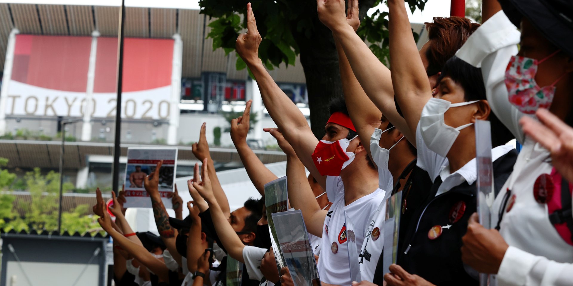 Протестующие из Мьянмы в Токио (Фото: REUTERS/Kim Kyung-Hoon)