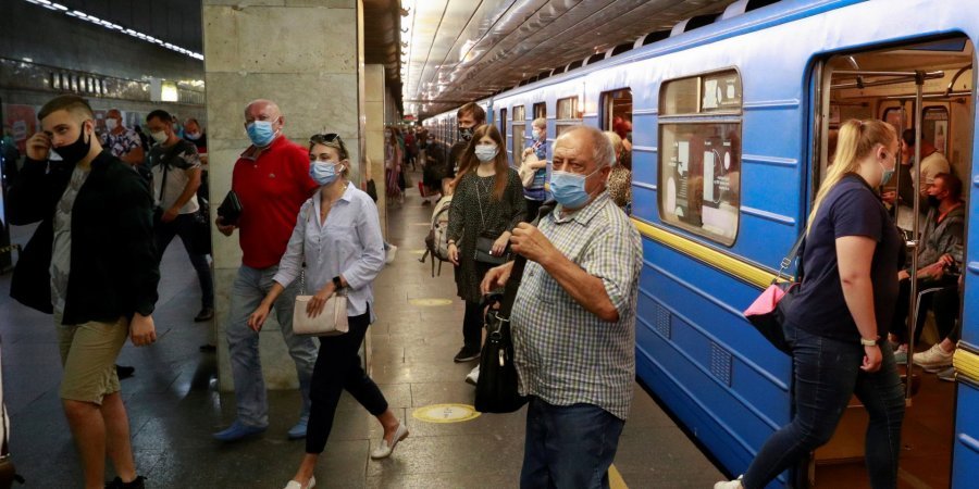 В каких регионах обнаружили больше всего заболевших (Фото: REUTERS/Valentyn Ogirenko)