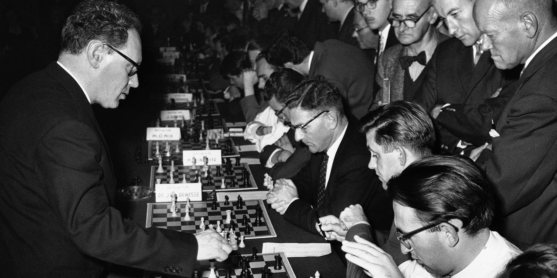 1958 год. Советский гроссмейстер Михаил Ботвинник дает сеанс одновременной игры на турнире в Нидерландах (Фото: AP)