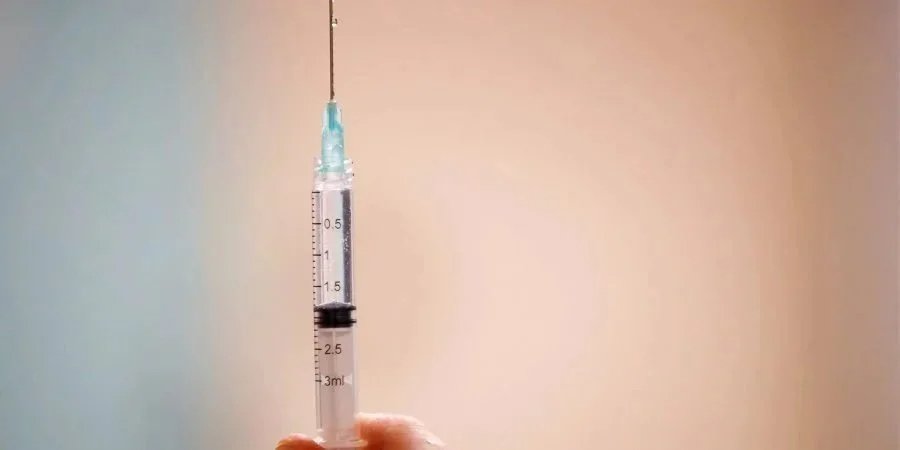 В Украине сейчас идет пятый этап вакцинации от коронавируса, прививки получить могут все желающие (Фото: REUTERS/Sarah Meyssonnier)