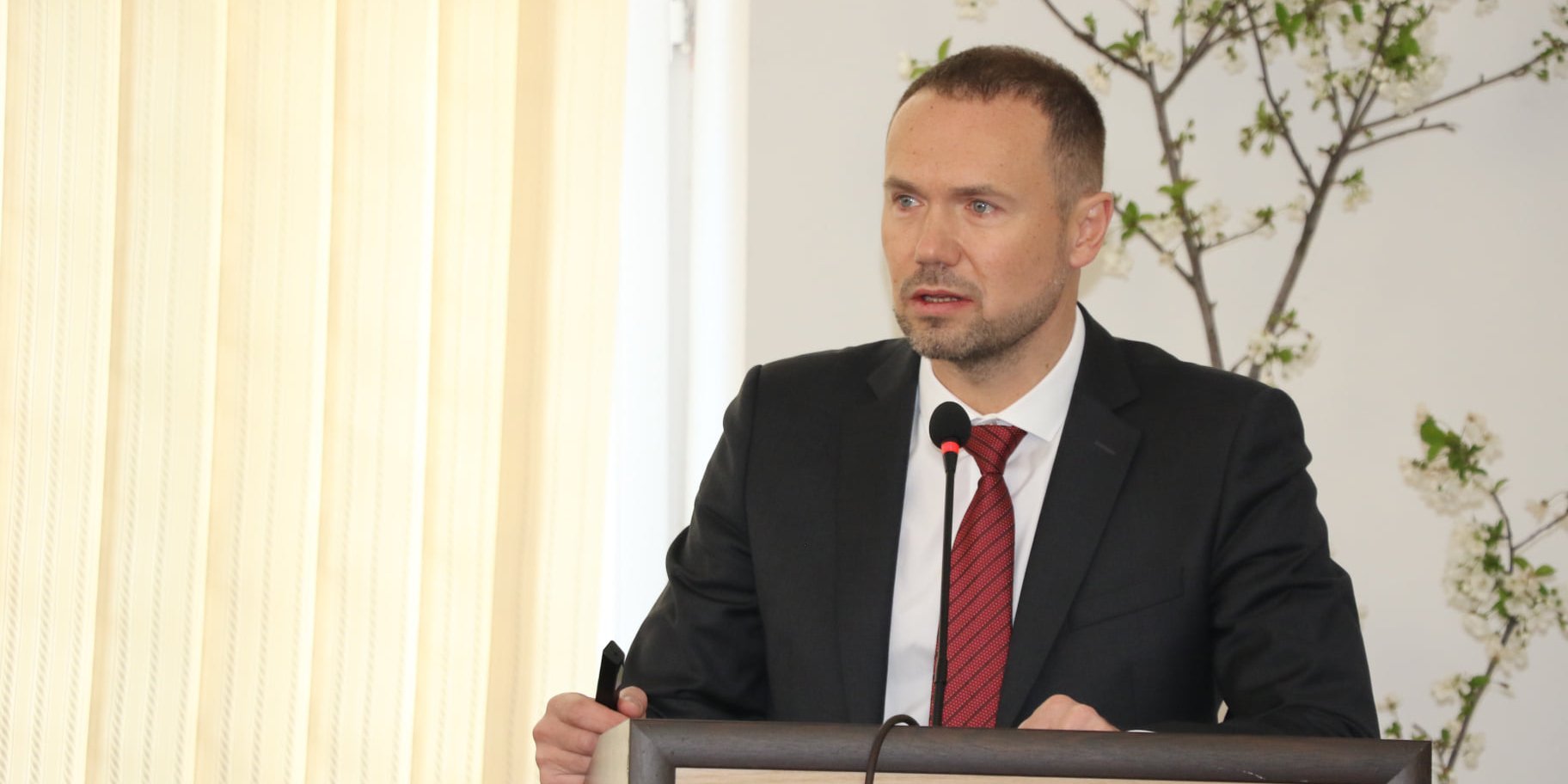 Шкарлет напомнил, что вакцинация является добровольной в Украине (Фото: МОН)