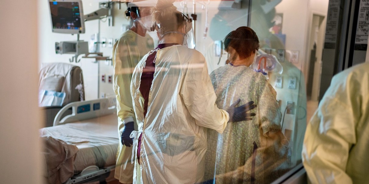 Риск заражения все еще существует, поскольку ни одна вакцина не эффективна на 100% (Фото: REUTERS/Kathleen Flynn)