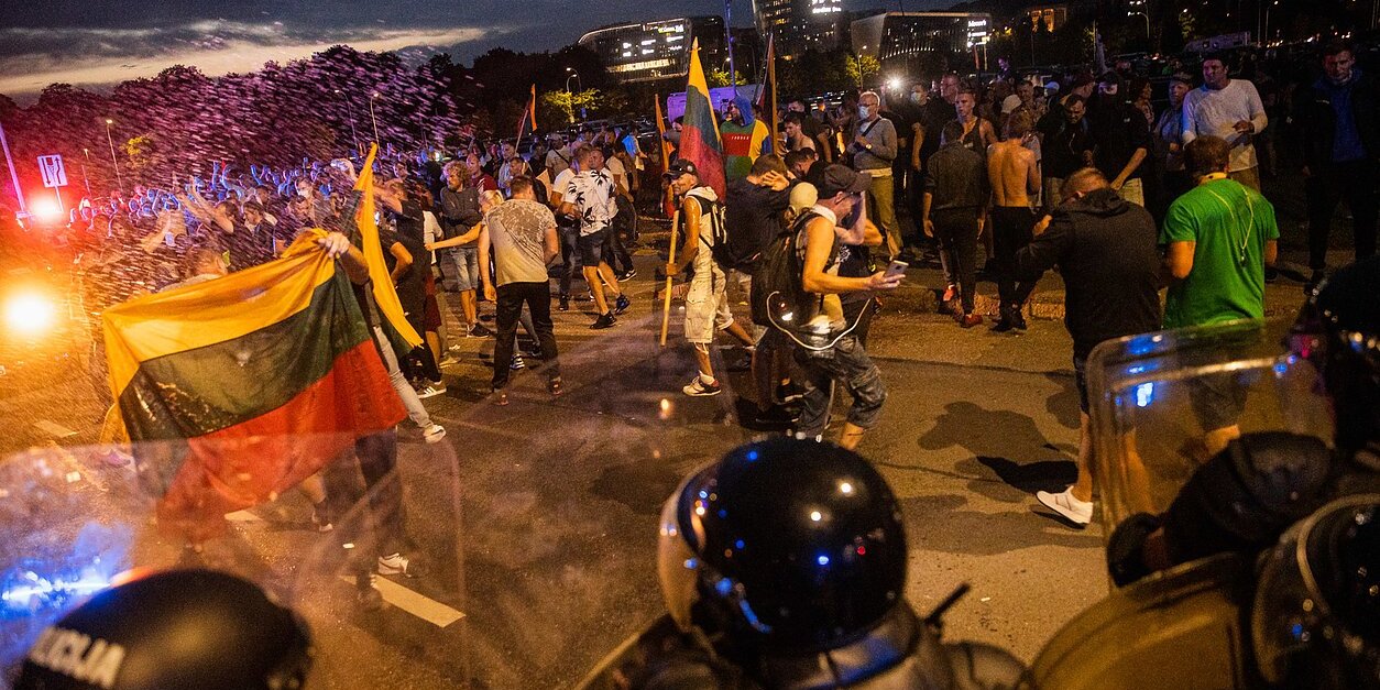 Полиция разогнала участников протеста против карантинных ограничений в Вильнюсе (Фото: lrt.lt)