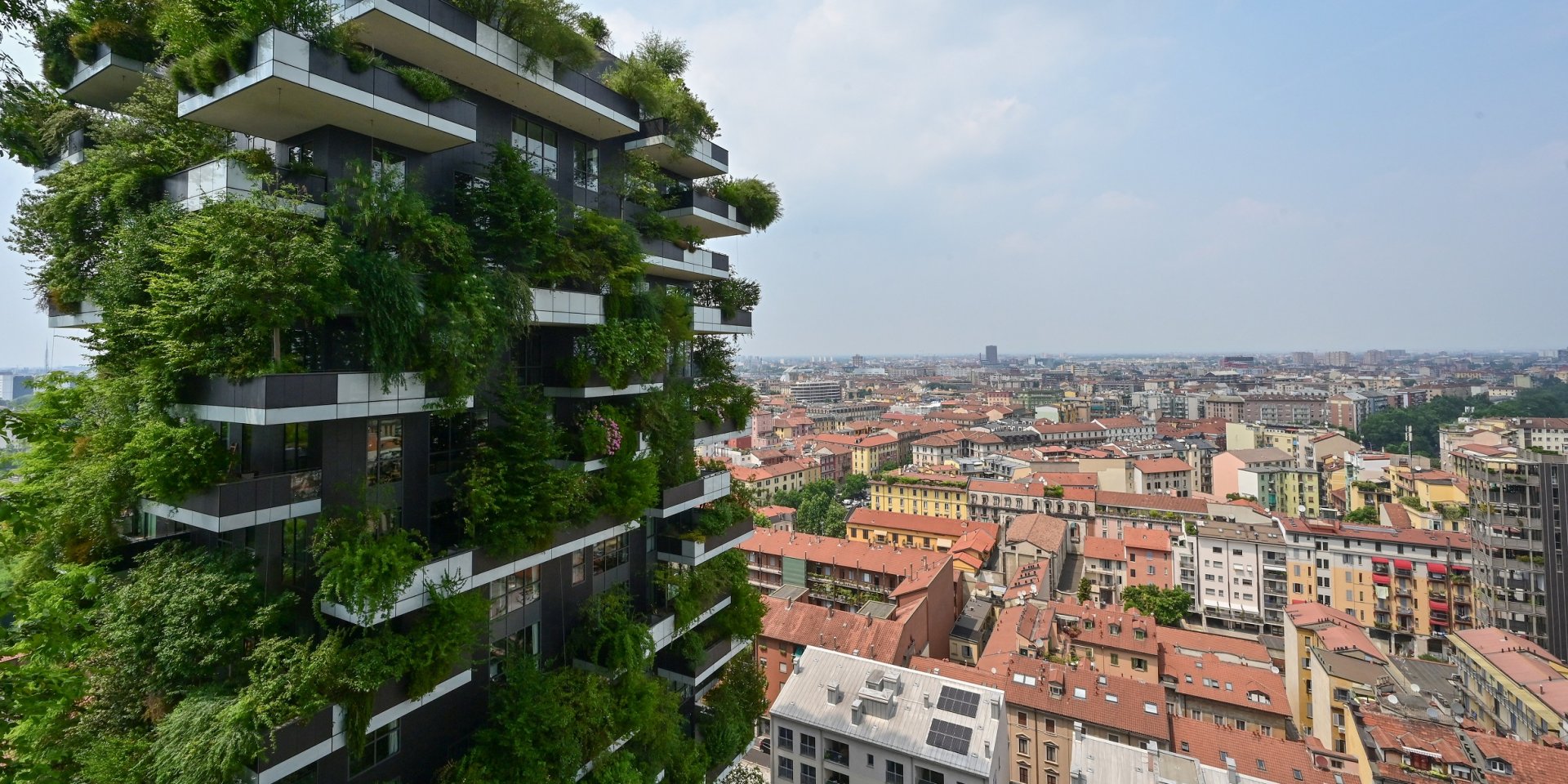 СВІЖЕ РІШЕННЯ: Житлові багатоповерхівки Bosco Verticale в серці італійського Мілану — один із успішних прикладів біофілічної архітектури в умовах великого промислового центру (Фото: AFP)