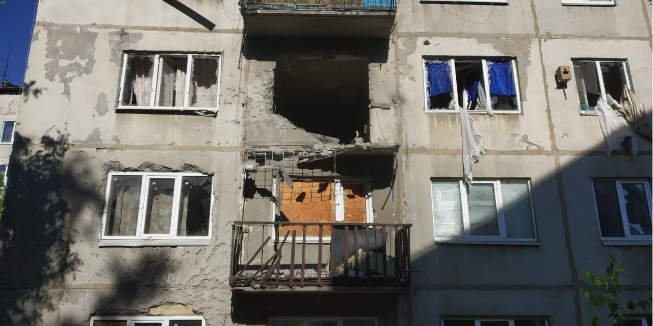 Наслідки обстрілу мирного населеного пункту збройними формуваннями Російської Федерації (Фото: Facebook/Операція об'єднаних сил)