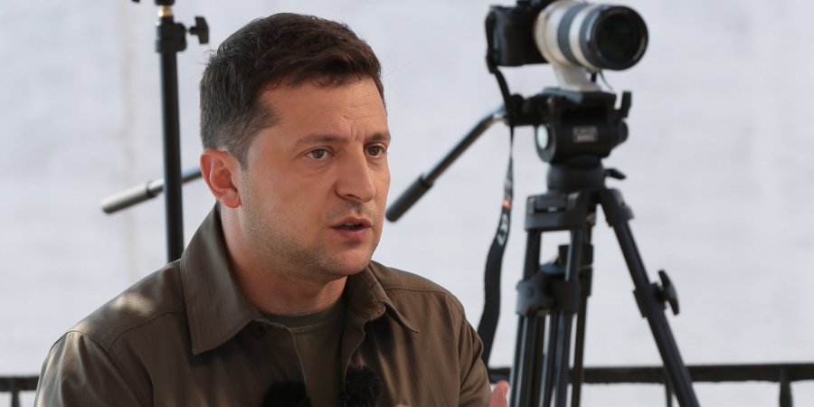Ukraina prezidenti Volodımir Zelenskiy «Zmiiniy» adasında Qırım jurnalistlerine intervyü berdi (Фото: Elif Bekirovanıñ fotoresimi)