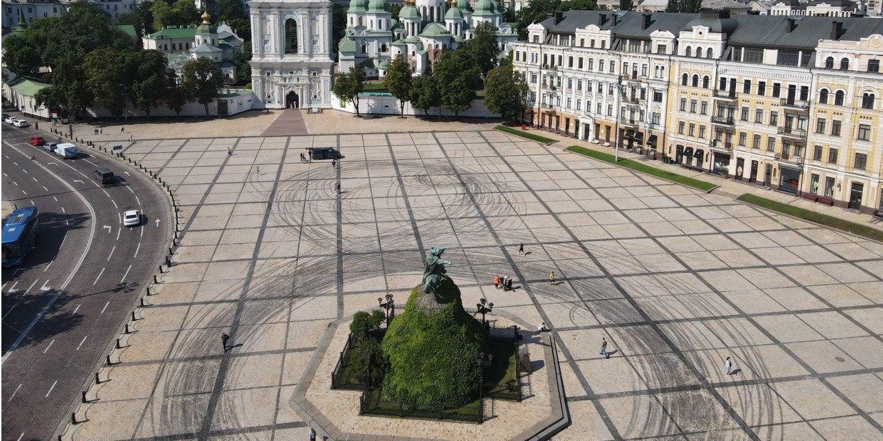 После дрифту на Софийской площади остались следы от шин (Фото: КГГА)