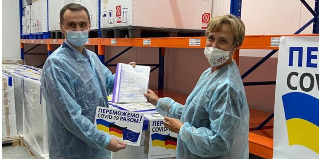Глава Минздрава Виктор Ляшко принял 1,5 млн доз антиковидной вакцины от посола Германии в Киеве Анки Фельдгузен (Фото: Посольство Германии в Киеве / Deutsche Botschaft Kiew / Facebook)