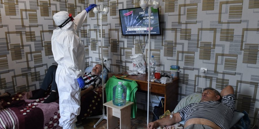 İşğal etilgen Kezlevniñ hastahaneniñ hastaları (Фото: EastNews agentliginiñ fotoresimi)