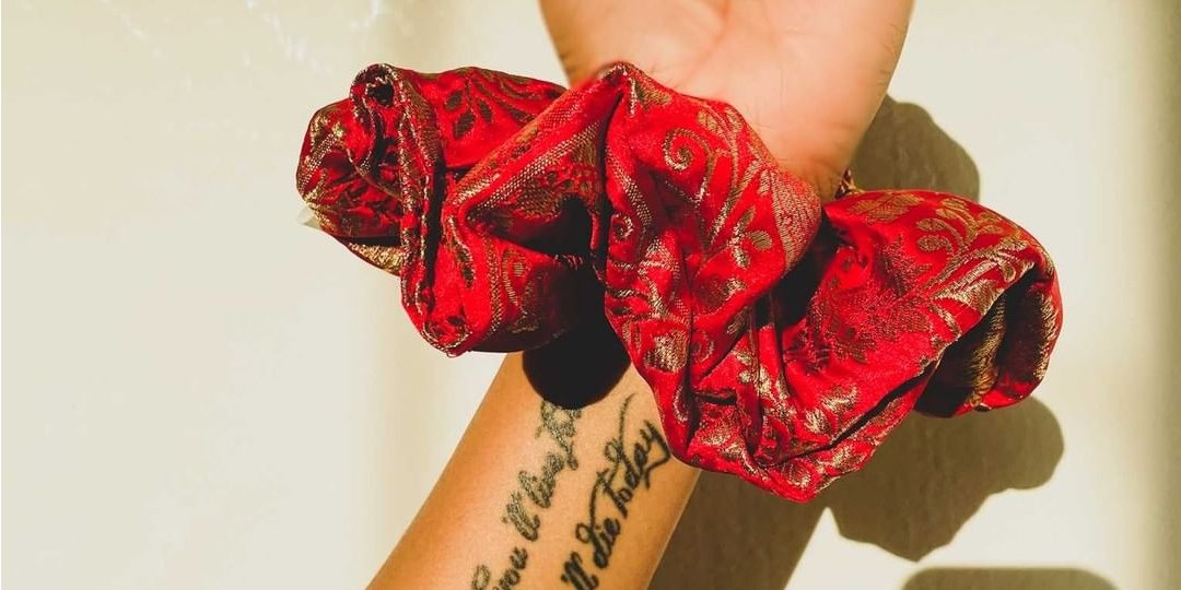 Яскраві і великі скранчі - один із трендів сезону (Фото: soieco.us/instagram)