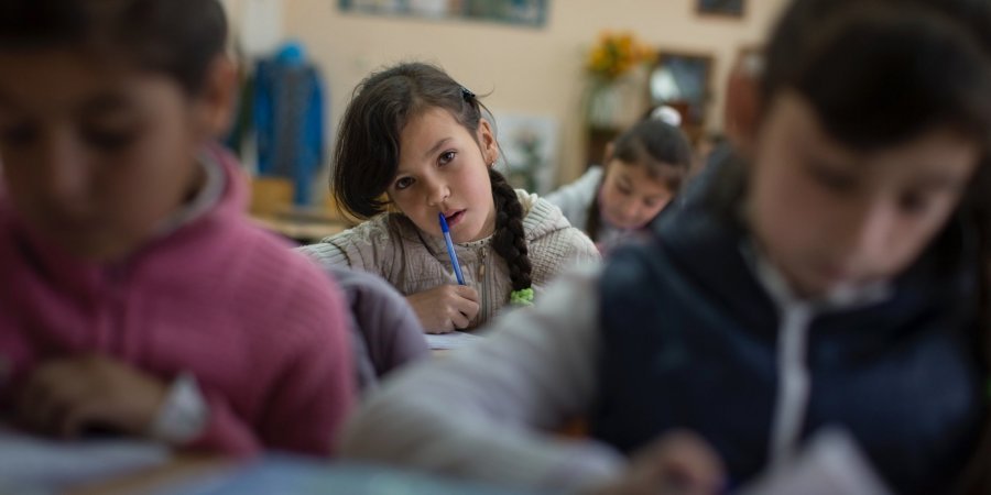 Qırımda, işğal başından Rusiye akimiyeti Ukrain tilinen sınıflarını ve mekteplerini qapatıp, qırımtatar tilinen sınıflarnıñ miqdarni eksiltti (Фото: AP)