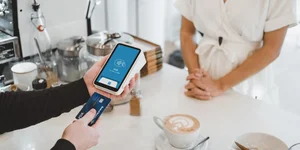 Visa и Portmone запускают приложение для бизнеса, которое превращает смартфон в терминал (Фото: Clay Banks \ Unsplash)