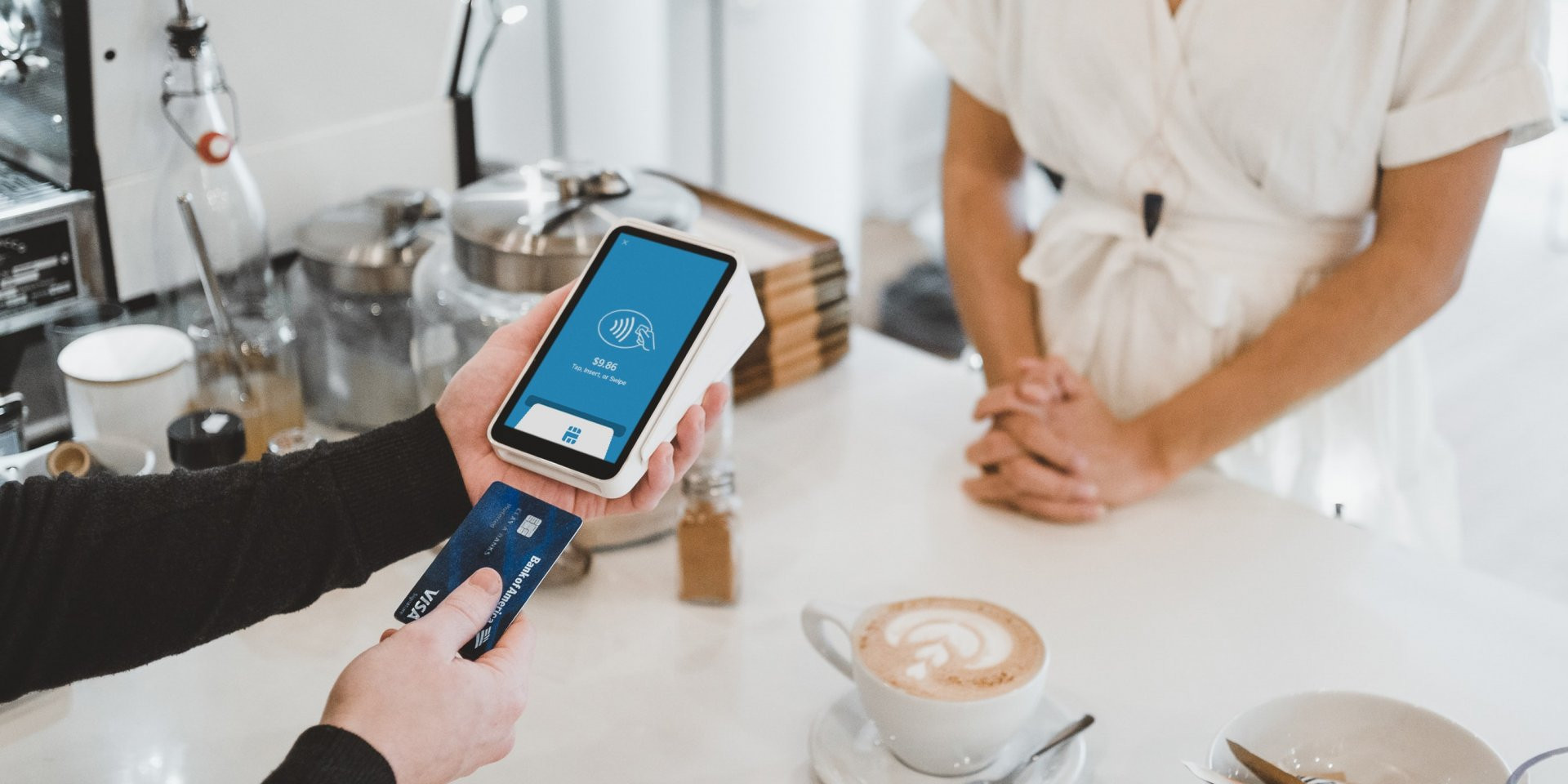 Visa і Portmone запускають застосунок для бізнесу, яке перетворює смартфон у термінал (Фото: Clay Banks \ Unsplash)