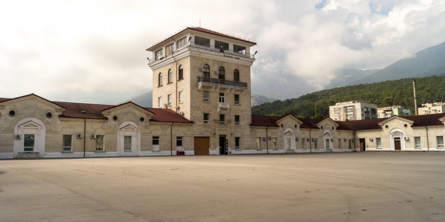 Avropada eñ büyük yüzüm ve şarap istisalcılarınınñ birisi, Massandra devlet muessisesini, işğalcı akimiyet milliyleştirdi, soñ ise Rusiye milliarderi Yuriy Kovalçük ile bağlı olğan strukturalarğa sattı (Фото: Depositphotos)