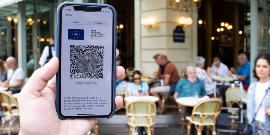 КОД ЗДОРОВЬЯ: COVID-сертификат, необходимый для посещения кафе и других заведений в ряде стран ЕС, представляет собой QR-код с информацией о прививках, выздоровлении или отрицательном тесте на COVID-19 (Фото:REUTERS)