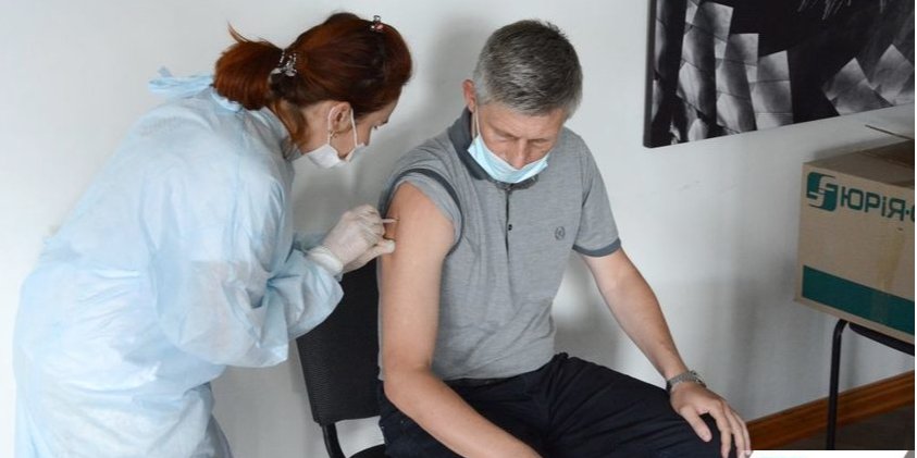 Более 4 млн человек получили уже две дозы COVID-вакцины (Фото: Горсовет Львова)