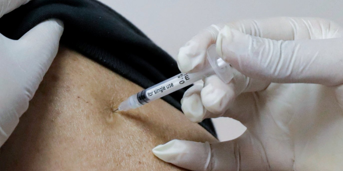 ВОЗ призывает остановить ревакцинацию от COVID-19 (Фото: REUTERS/Mohamed Abd El Ghany)