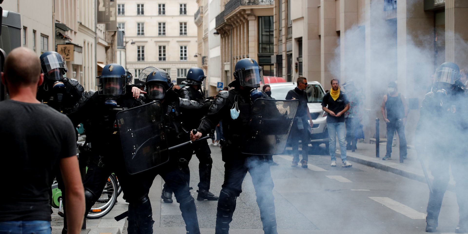 В Париже снова протестовали против «паспортов здоровья» (Фото: REUTERS / Benoit Tessier)