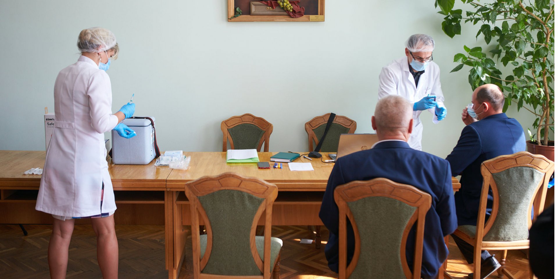 В Ивано-Франковске депутатов горсовета вакцинировали в ходе сессии (Фото: Руслан Марцінків/Facebook)