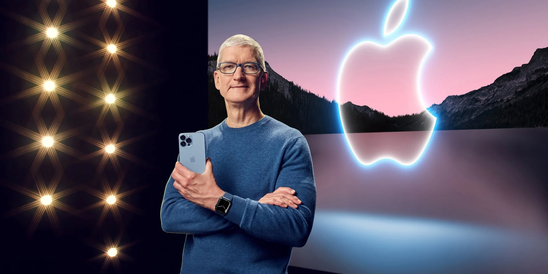 ПО ІНШИЙ БІК ЕКРАНА: Колись Тім Кук представляв новинки Apple перед величезною аудиторією, але в останні роки він віщає на камеру, перебуваючи в порожній залі. На фото — презентація 14 вересня 2021 року (Фото: Apple Inc Handout via REUTERS)