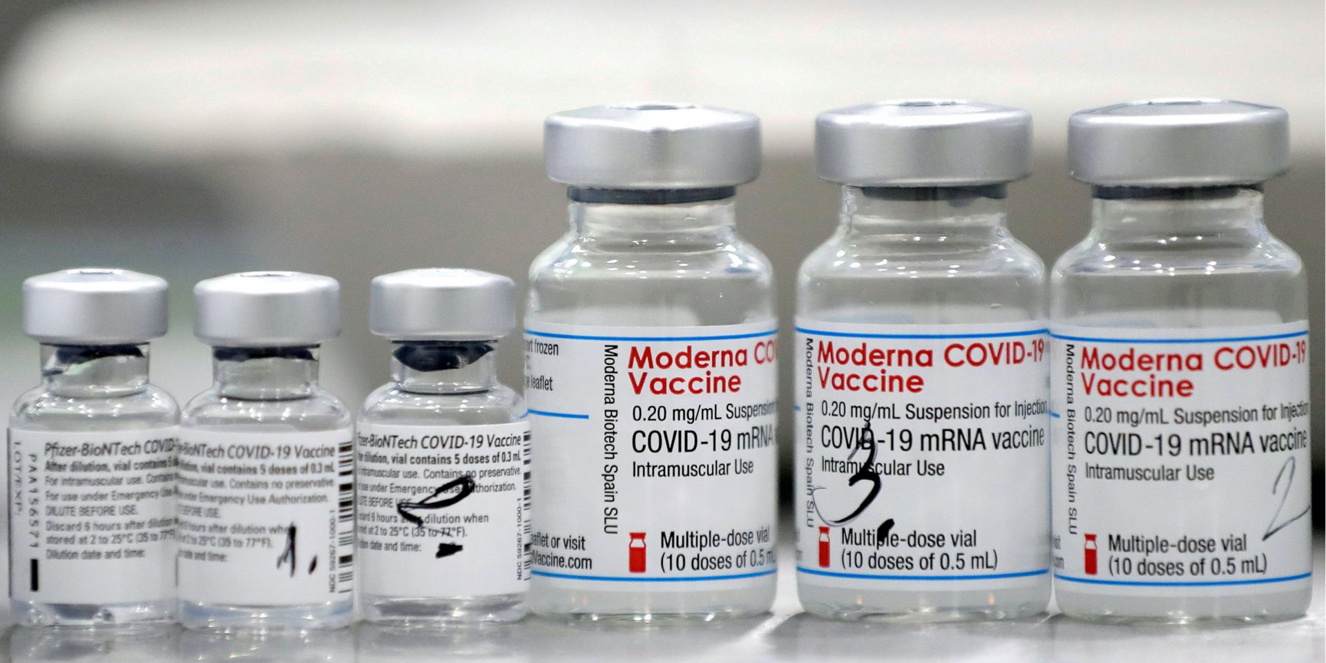 COVID-вакцины Moderna и Pfizer (Фото: REUTERS / David W Cerny)