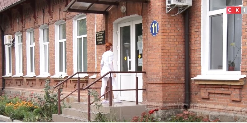 В одной из больниц Житомира заканчиваются места для приема больных коронавирусом (Фото: Скриншот/Телеканал СК1/У міській лікарні прогнозують, що вже у четвер місць для пацієнтів не буде)