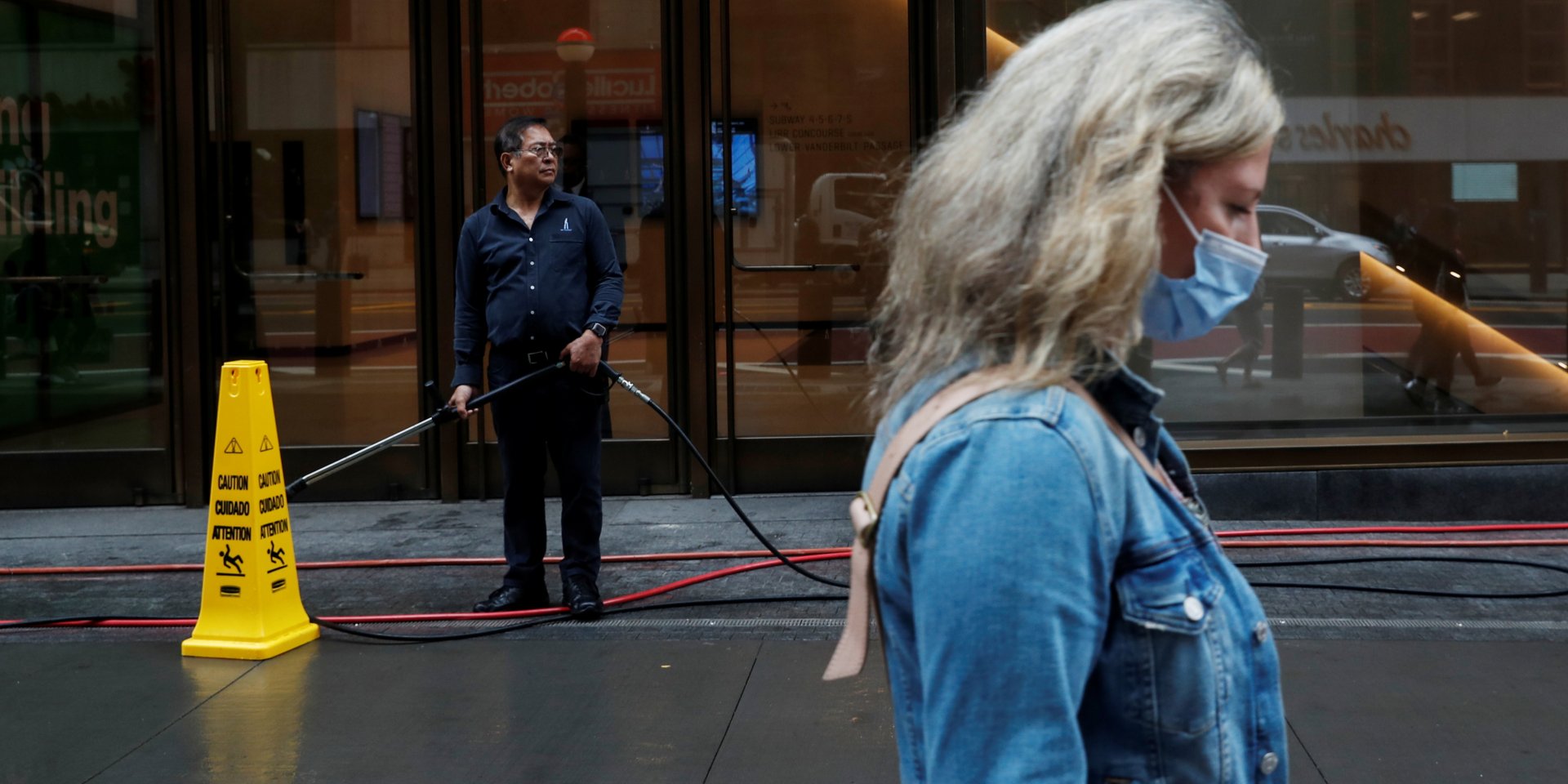 В Литве хотят вернуть обязательное ношение масок (Фото: REUTERS/Shannon Stapleton)