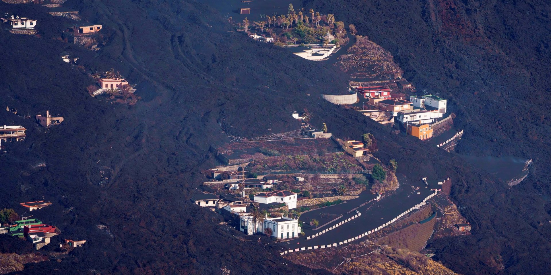 Лава поглощает дома и виллы жителей испанского острова Ла-Пальма (Фото: REUTERS)