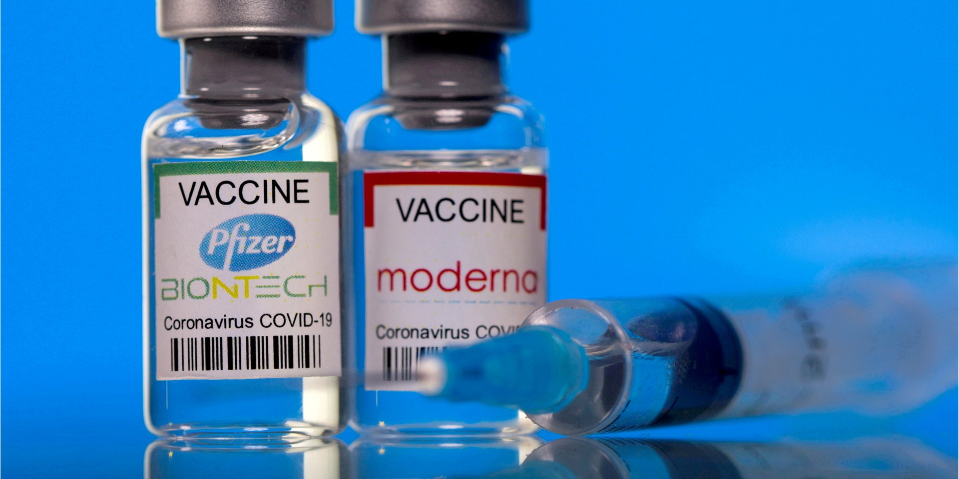 Вакцины от коронавируса Pfizer и Moderna (Фото: REUTERS/Dado Ruvic/Illustration)