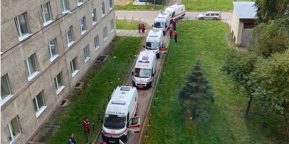 Очередь возле больницы, которая принимает больных COVID-19 (Фото: Khrystyna Kaspshyshak/Facebook)