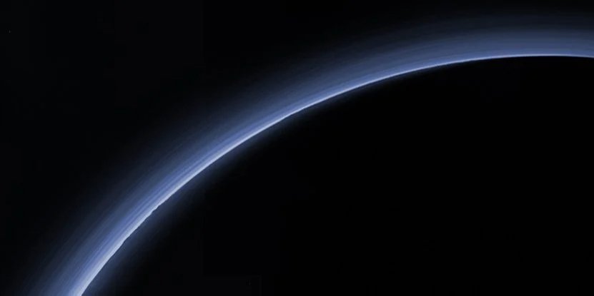 Плутон і його атмосфера, що спостерігаються New Horizons (Фото: NASA / JHU-APL / SwRI)