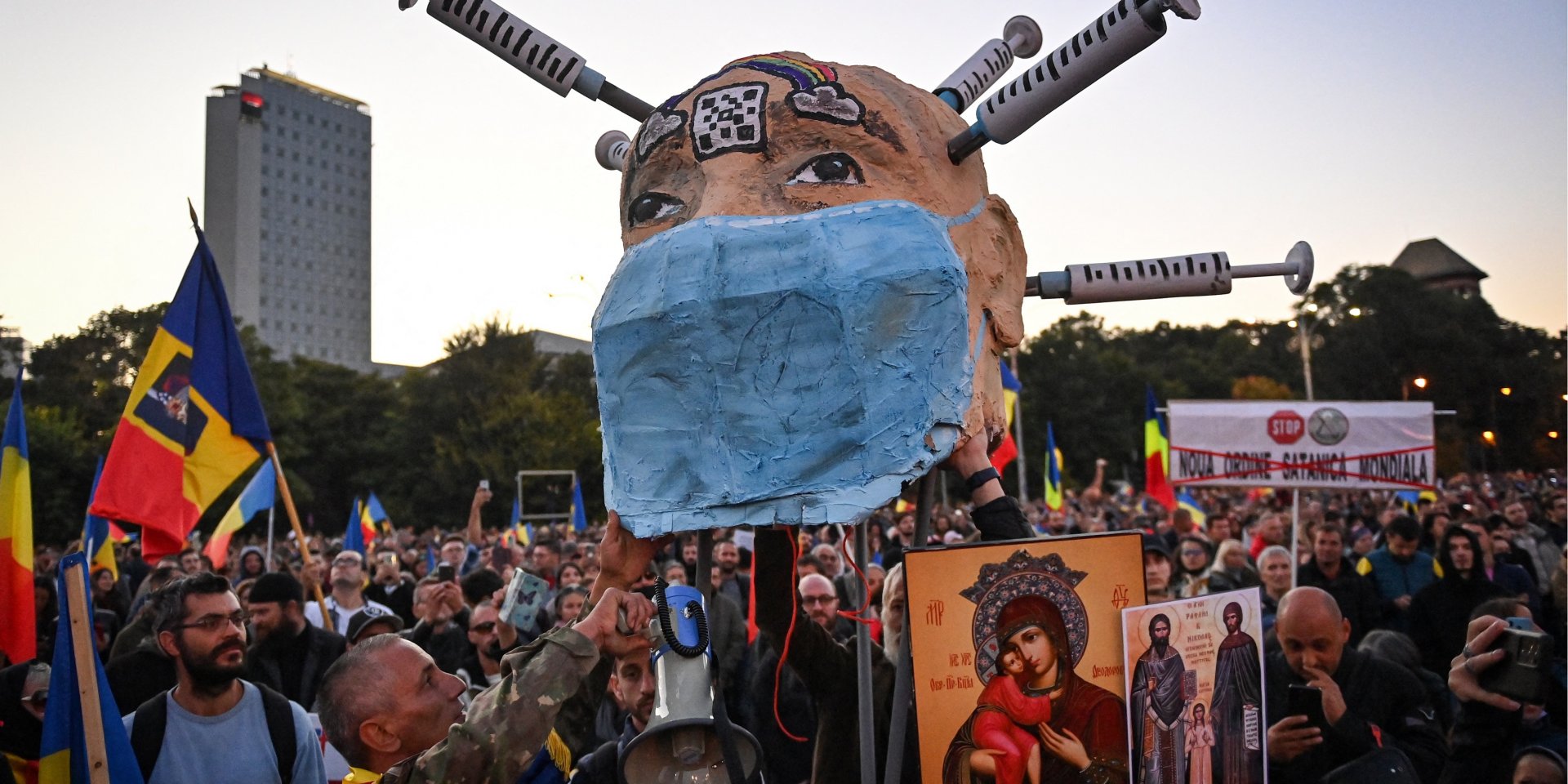 Тисячі румунів замість вирушити в центри вакцинації вийшли на вуличні протести (Фото: AFP)
