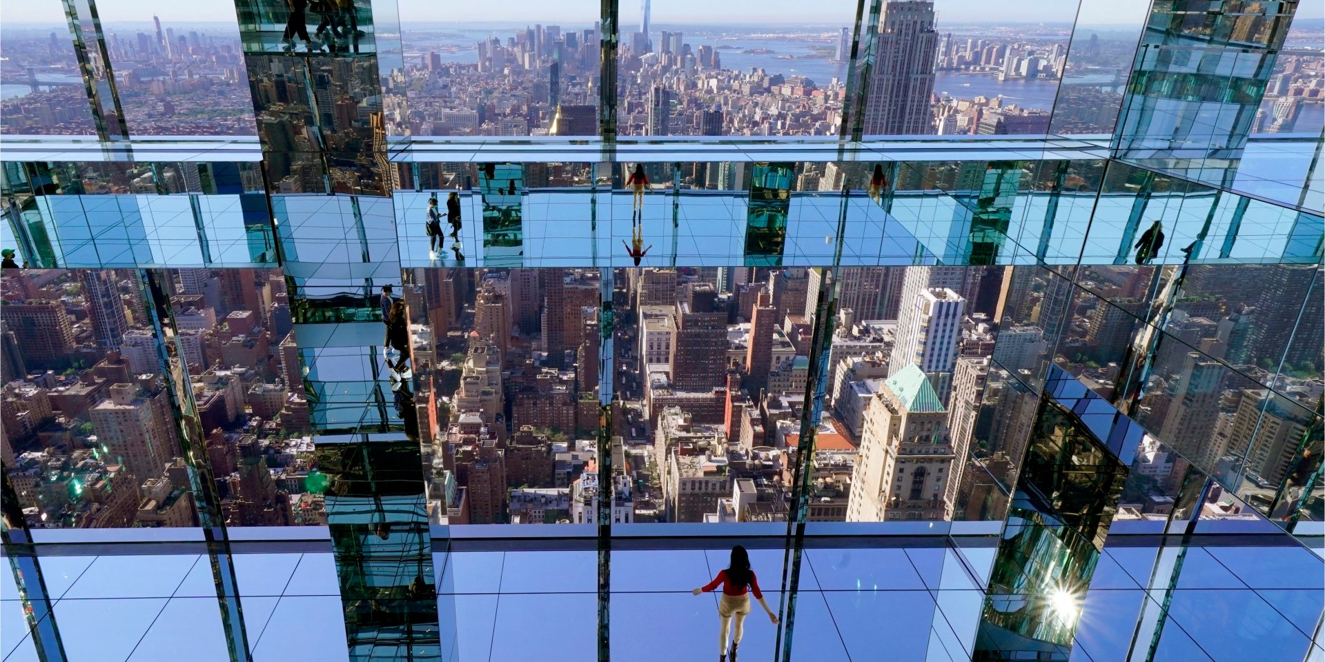 Посетители смотровой площадки офисного небоскреба One Vanderbilt смотрят на нью-йоркский Манхэттен (Фото: AFP)