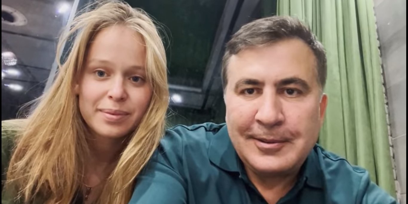 Елизавета Ясько и Михеил Саакашвили объявляют о своих отношениях. Видео было записано до отъезда экс-президента Грузии на родину, где его задержали (Фото: Лиза Ясько via Facebook)