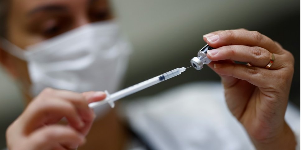 Страховые компании не нашли серьезных побочных эффектов от Pfizer и Moderna (Фото: REUTERS/Stephane Mahe)