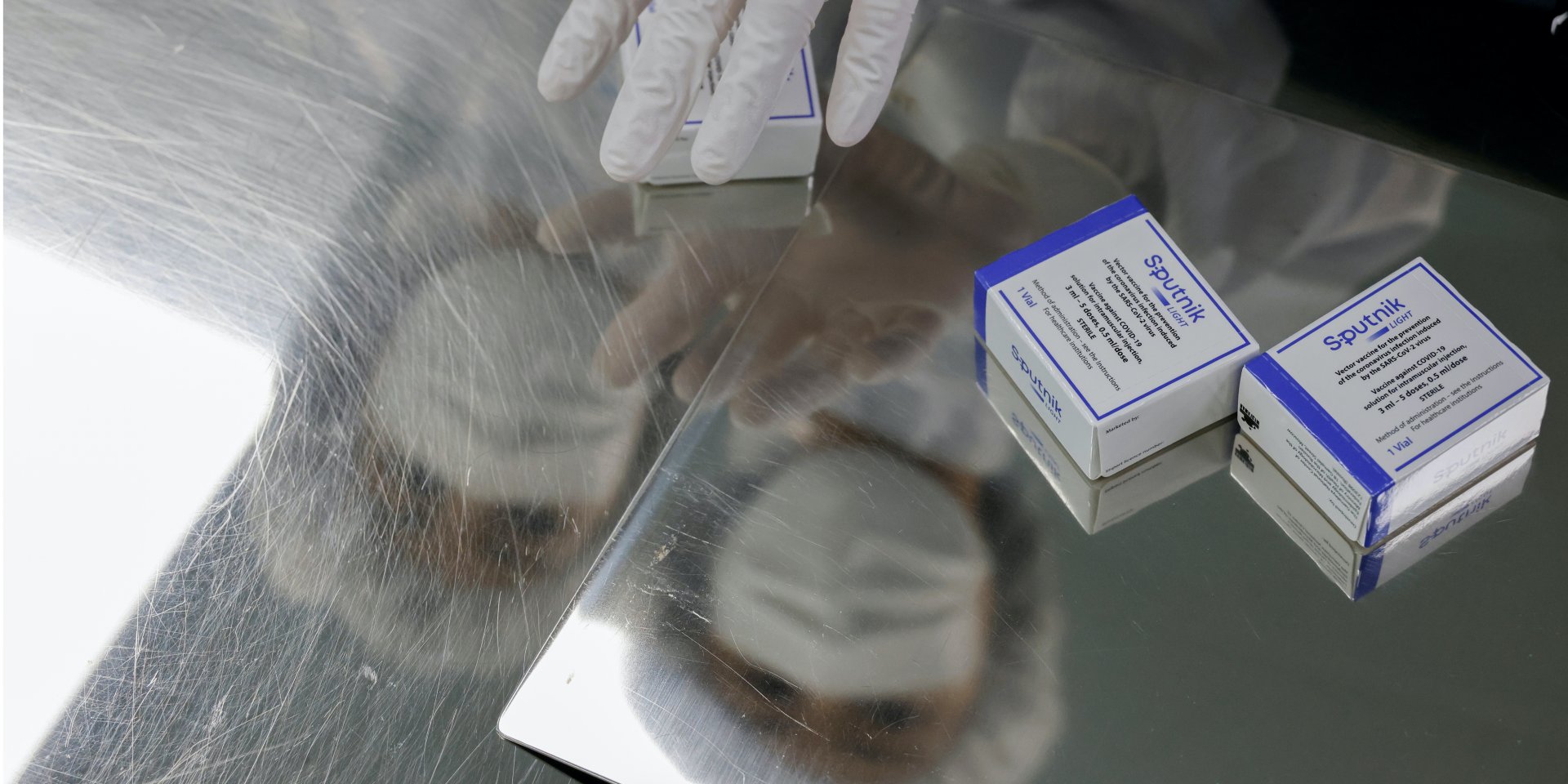 За даними ЗМІ, Росія викрала проект COVID-вакцини AstraZeneca для розробки Супутника V (Фото: REUTERS/Heo Ran)