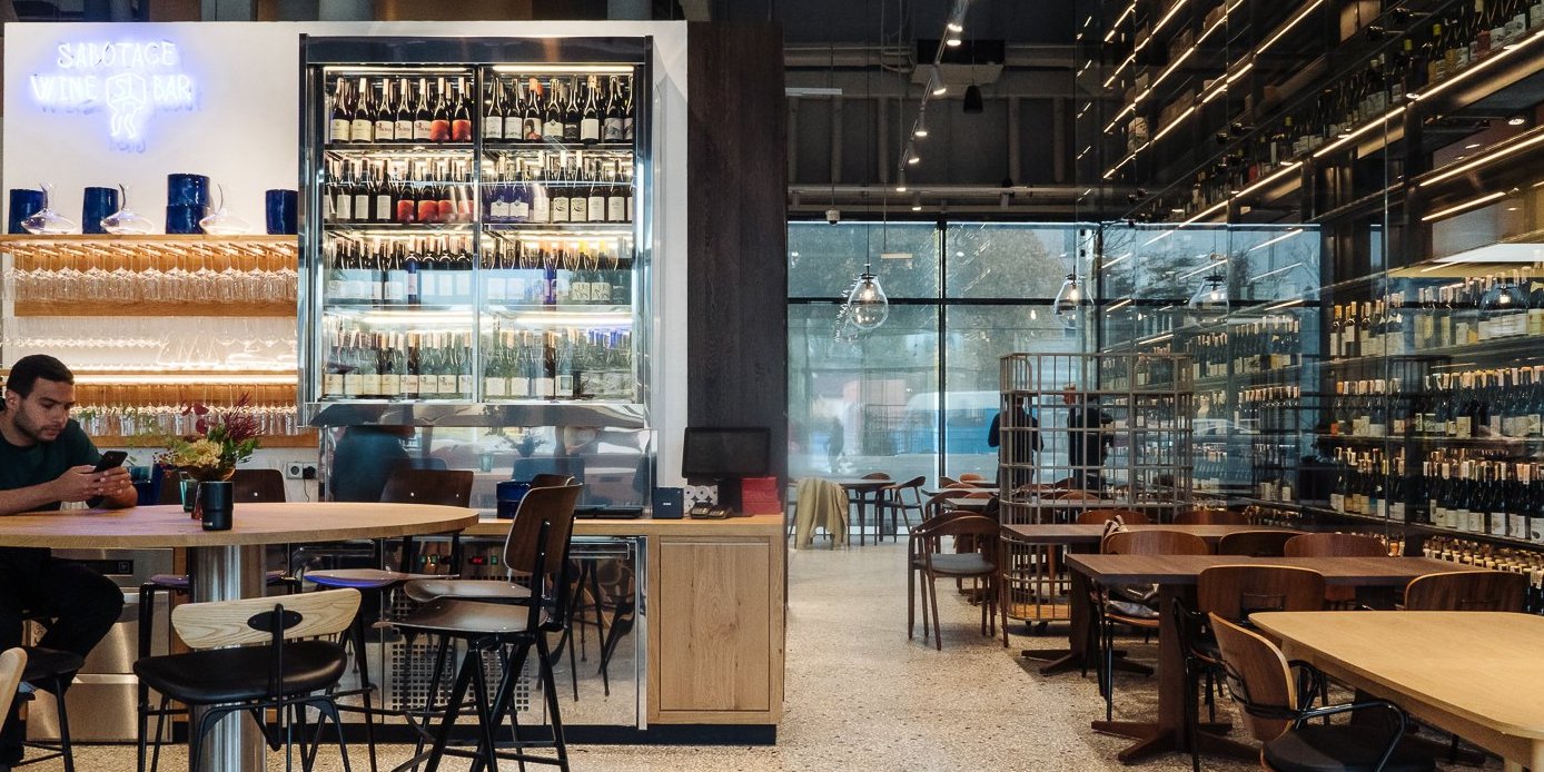 Бар Sabotage Wine Bar в гастрохабе Garage на Подоле (Фото: Марго Дидиченко для The Village Украина)